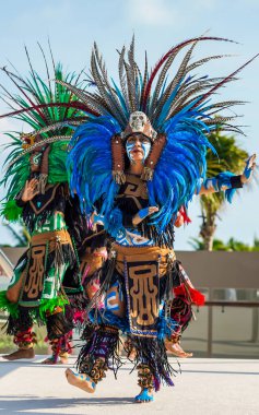 PLAYA MUJERES, MEXICO - 2 Ocak 2020: Atelier Playa Mujeres Hotel 'de yerel folklor dansçıları sahne aldı