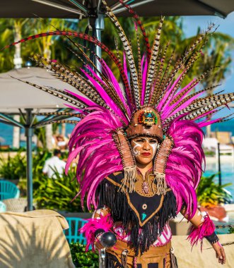 PLAYA MUJERES, MEXICO - 2 Ocak 2020: Atelier Playa Mujeres Hotel 'de yerel folklor dansçıları sahne aldı