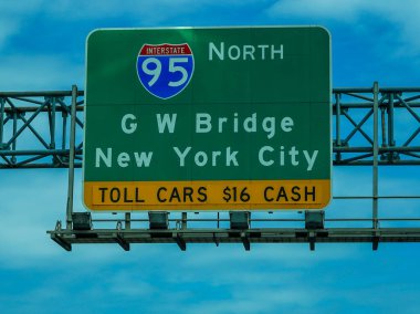 NEW YORK - 21 Mayıs 2020: Eyaletler arası 95 Kuzey George Washington Köprüsü ve New York Şehri tabelası. 