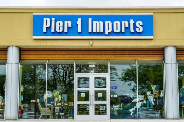PARAMUS, New JERSEY - 21 Mayıs 2020: Pier 1 İthalat mağazası New Jersey. Rıhtım 1 İthalat Şirketi kapanacak ve 540 mağazasının tamamını temelli kapatacak.
