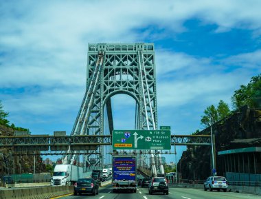 NEW YORK - 21 Mayıs 2020: George Washington Köprüsü 'nü geçmek. Hudson Nehri boyunca uzanan, New York City ilçesini Fort Lee 'nin New Jersey ilçesine bağlayan çift katlı asma köprü.