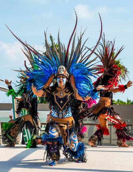 PLAYA MUJERES, MEXICO - 2 Ocak 2020: Atelier Playa Mujeres Hotel 'de yerel folklor dansçıları sahne aldı