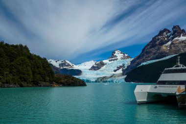 EL CALAFATE, ARGENTINA - 8 Şubat 2020: Arjantin Patagonya 'daki Spegazzini ve Upsala Buzullarını görmek için Arjantin Gölü gezisi