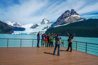 EL CALAFATE, ARGENTINA - 8 Şubat 2020: Ziyaretçiler Arjantin Patagonya 'daki Spegazzini ve Upsala Buzullarını görmek için Arjantin Gölü' nün tadını çıkarıyorlar
