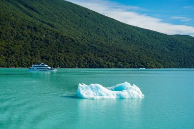 EL CALAFATE, ARGENTINA - 8 Şubat 2020: Arjantin Patagonya 'daki Spegazzini ve Upsala Buzullarını görmek için Arjantin Gölü gezisi