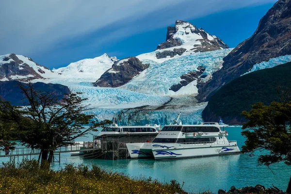 Calafate Argentina 2020年2月8日 アルゼンチンのパタゴニアでシュペガジーニとウプサラ氷河を見るためにアルゼンチン湖クルーズ — ストック写真