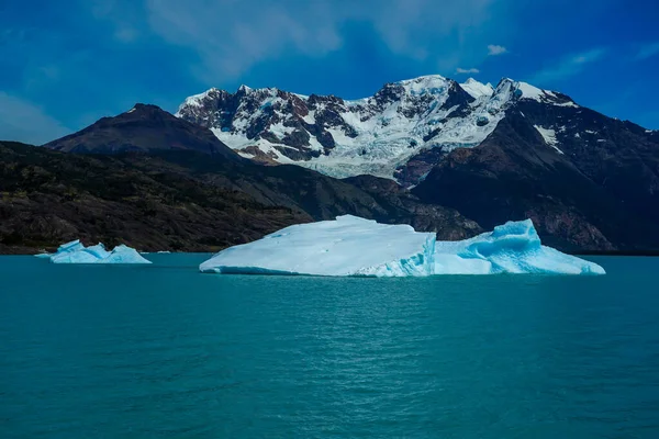 Παγόβουνο Επιπλέει Στη Λίμνη Argentino Κοντά Στον Παγετώνα Upsala — Φωτογραφία Αρχείου