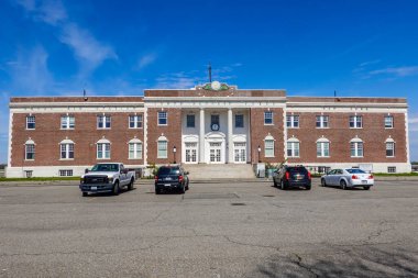 BROOKLYN, NEW YORK - 14 Nisan 2020: Tarihsel Floyd Bennett Saha Yönetimi Binası, yolcu terminali, hava trafik kontrolü ve bagaj deposu olarak hizmet vermektedir.