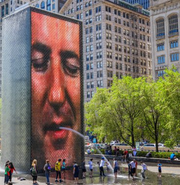 Chicago, Illinois 'de 23 Mayıs 2019' da Crown Fountain 'da. Crown Fountain, Jaume Plensa 'nın Chicago' daki Millennium Park 'ta sergilenen bir halk sanatı ve video heykeli çalışmasıdır.