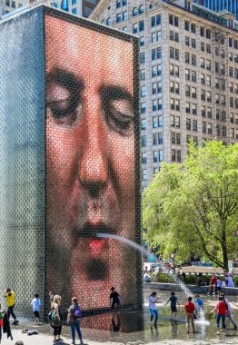 Chicago, Illinois 'de 23 Mayıs 2019' da Crown Fountain 'da. Crown Fountain, Jaume Plensa 'nın Chicago' daki Millennium Park 'ta sergilenen bir halk sanatı ve video heykeli çalışmasıdır.