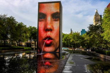 Chicago, Illinois 'de 23 Mayıs 2019' da Crown Fountain 'da. Crown Fountain, Jaume Plensa 'nın Chicago' daki Millennium Park 'ta sergilenen bir halk sanatı ve video heykeli çalışmasıdır.