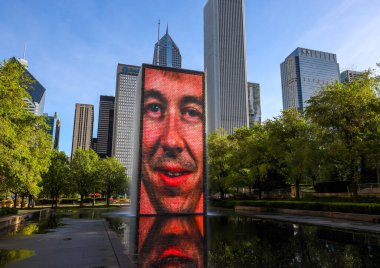 Chicago, Illinois 'de 23 Mayıs 2019' da Crown Fountain 'da. Crown Fountain, Jaume Plensa 'nın Chicago' daki Millennium Park 'ta sergilenen bir halk sanatı ve video heykeli çalışmasıdır.