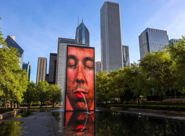 Chicago, Illinois 'de 23 Mayıs 2019' da Crown Fountain 'da. Crown Fountain, Jaume Plensa 'nın Chicago' daki Millennium Park 'ta sergilenen bir halk sanatı ve video heykeli çalışmasıdır.