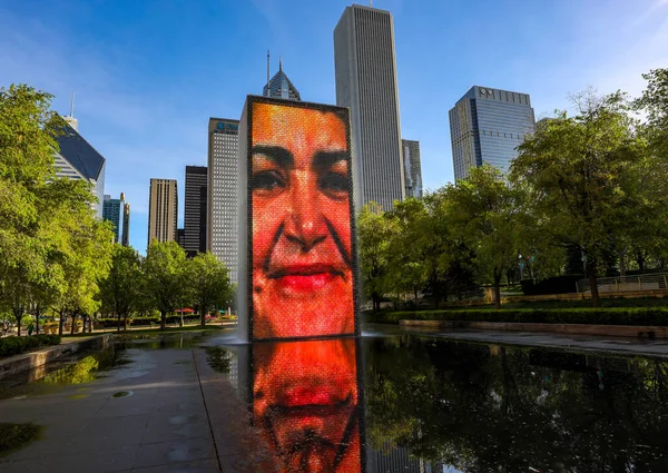 Chicago, Illinois 'de 23 Mayıs 2019' da Crown Fountain 'da. Crown Fountain, Jaume Plensa 'nın Chicago' daki Millennium Park 'ta sergilenen bir halk sanatı ve video heykeli çalışmasıdır.