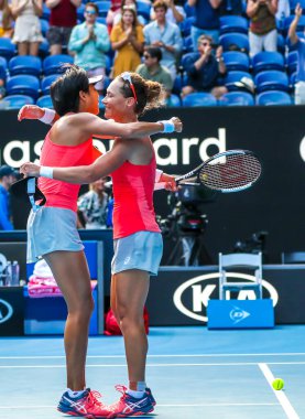 MELBOURNE, AUSTRALYA - 25 Ocak 2019: Grand Slam şampiyonu Avustralyalı Samantha Stosur ve Çinli Zhang Shuai 2019 Avustralya Açık Rod Laver Arena 'da oynanan final karşılaşmasının ardından zaferi kutluyorlar