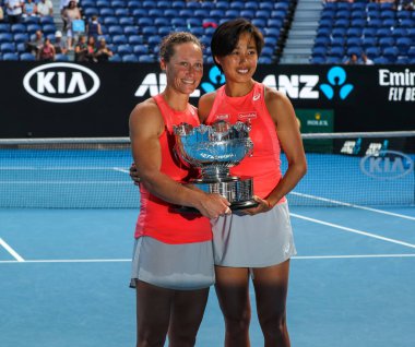 MELBOURNE, AUSTRALIA - 25 Ocak 2019: Avustralyalı Grand Slam şampiyonu Samantha Stosur (L) ve 2019 Avustralya Açık çiftler final maçı sonrasında kupa sunumunda Çinli Zhang Shuai Rod Laver Arena