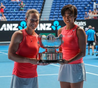 MELBOURNE, AUSTRALIA - 25 Ocak 2019: Avustralyalı Grand Slam şampiyonu Samantha Stosur (L) ve 2019 Avustralya Açık çiftler final maçı sonrasında kupa sunumunda Çinli Zhang Shuai Rod Laver Arena