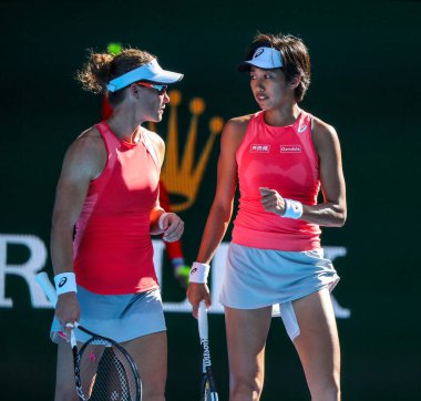 MELBOURNE, AUSTRALIA - 25 Ocak 2019: Avustralya Grand Slam şampiyonu Samantha Stosur ve 2019 Avustralya Açık Rod Laver Arena 'da oynanan final karşılaşmasında Çinli Zhang Shuai