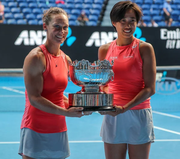 Melbourne Australia January 2019年 澳大利亚大满贯冠军萨曼莎 斯托苏尔 Samantha Stosur Australia 和中国的张帅在2019年澳大利亚公开赛决赛结束后在罗德 — 图库照片