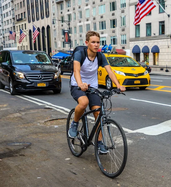 Nueva York Julio 2019 Ciclistas Identificados Quinta Avenida Midtown Manhattan —  Fotos de Stock
