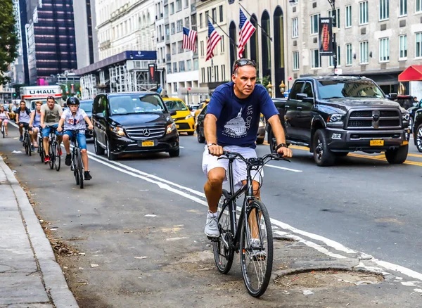2019年7月30日 曼哈顿市中心第五大道不明身份的骑自行车者 — 图库照片