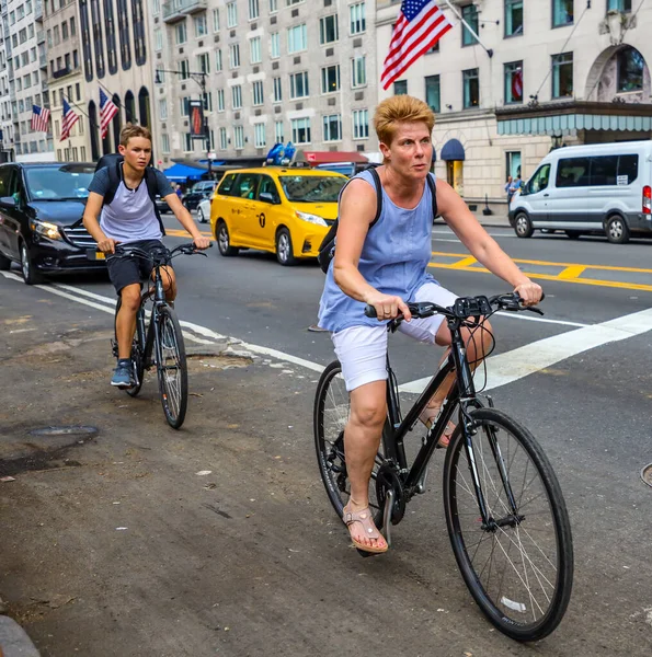 Nowość York Lipiec 2019 Niezidentyfikowani Rowerzyści 5Th Avenue Midtown Manhattan — Zdjęcie stockowe