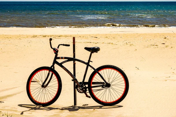 Rower Zaparkowany Plaży Atlantyku — Zdjęcie stockowe