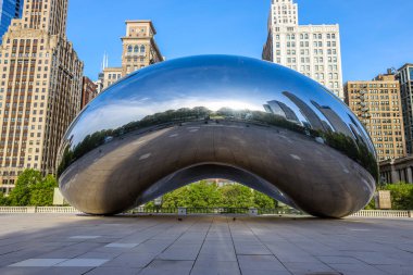 Chicago, Millennium Park 'ta Bulut Kapısı heykeli. Bulut Kapısı, Hindistan doğumlu İngiliz ressam Sir Anish Kapoor 'un halka açık bir heykeli.