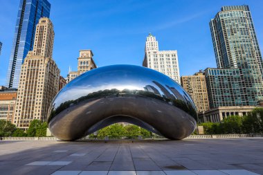 Chicago, Millennium Park 'ta Bulut Kapısı heykeli. Bulut Kapısı, Hindistan doğumlu İngiliz ressam Sir Anish Kapoor 'un halka açık bir heykeli.