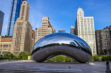 Chicago, Millennium Park 'ta Bulut Kapısı heykeli. Bulut Kapısı, Hindistan doğumlu İngiliz ressam Sir Anish Kapoor 'un halka açık bir heykeli.