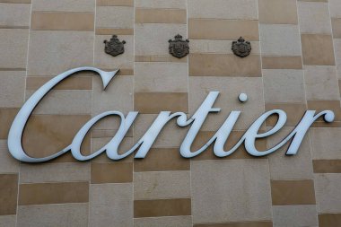 MANHASset, New York - 18 Nisan 2020: Americana Manhasset 'teki Cartier mağazası. Americana Manhasset, New York 'un banliyösünde bulunan lüks ve açık hava alışveriş merkezidir.