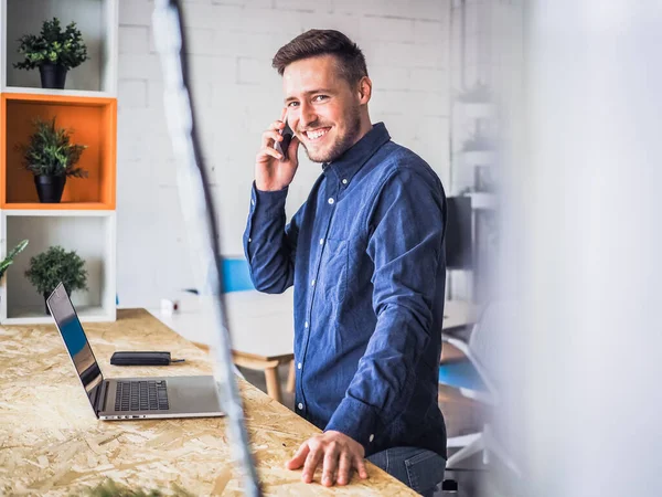 Férfi Kék Ingben Használja Laptop Egy Coworking Irodában Távoli Online — Stock Fotó