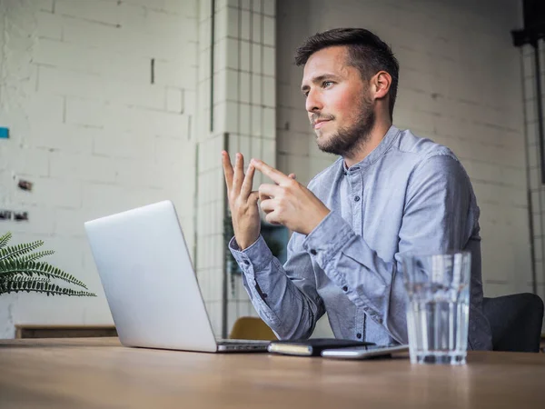 Férfi Kék Ingben Használja Laptop Egy Coworking Irodában Távoli Online — Stock Fotó