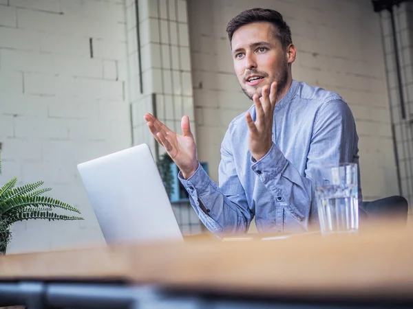 Férfi Kék Ingben Használja Laptop Egy Coworking Irodában Távoli Online — Stock Fotó