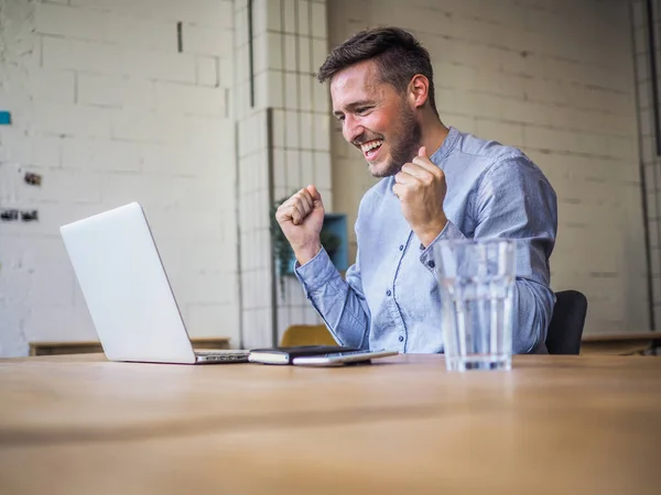 穿着蓝色衬衫的男人在同事办公室 远程在线工作和检疫办公室使用笔记本电脑 — 图库照片