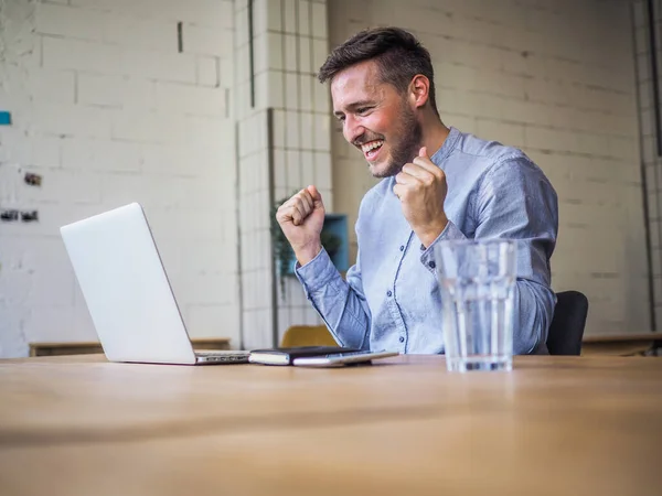 Férfi Kék Ingben Használja Laptop Egy Coworking Irodában Távoli Online — Stock Fotó