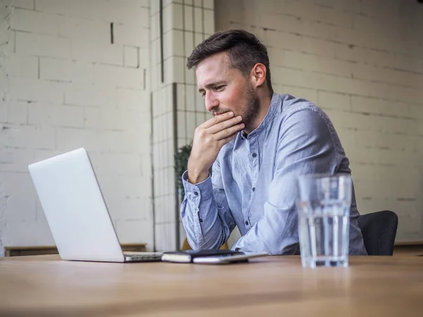 Férfi Kék Ingben Használja Laptop Egy Coworking Irodában Távoli Online — Stock Fotó