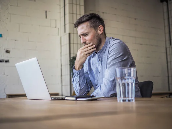 Férfi Kék Ingben Használja Laptop Egy Coworking Irodában Távoli Online — Stock Fotó