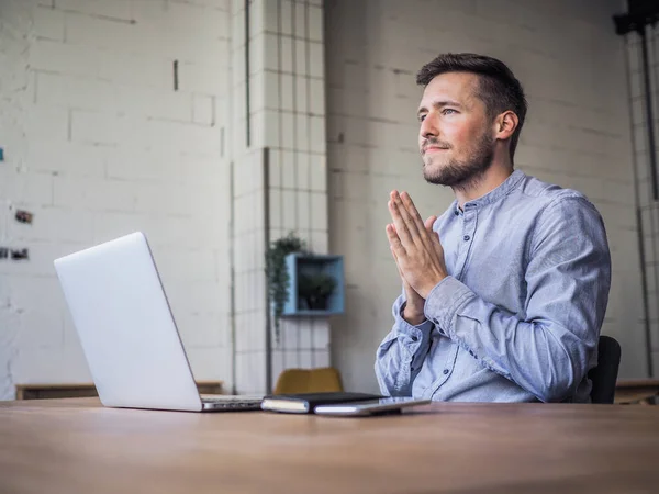 Férfi Kék Ingben Használja Laptop Egy Coworking Irodában Távoli Online — Stock Fotó