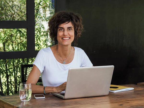 Zdalnej Pracy Online Kobieta Laptopem Słuchawki Siedzi Werandzie Praca Domu — Zdjęcie stockowe
