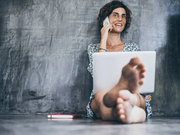 Woman Sitting Floor Laptop Talking Smartphone — Stock Photo, Image