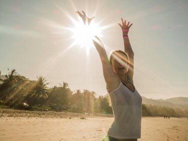 Kumsaldaki mutlu genç kadın 