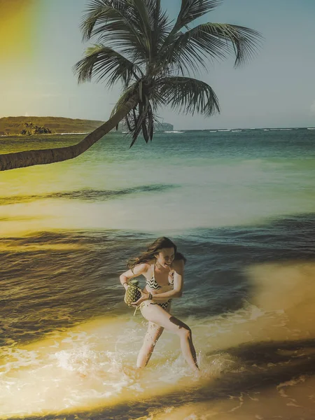 Jovem Mulher Despreocupada Com Pinapple Praia Tropical — Fotografia de Stock