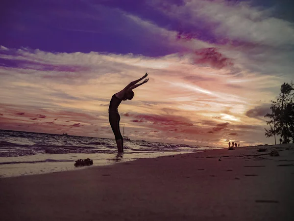 Gelukkig Jong Vrouw Zandstrand Bij Zonsondergang — Stockfoto