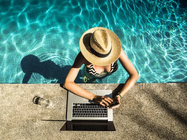 Mujer Joven Con Portátil Piscina —  Fotos de Stock