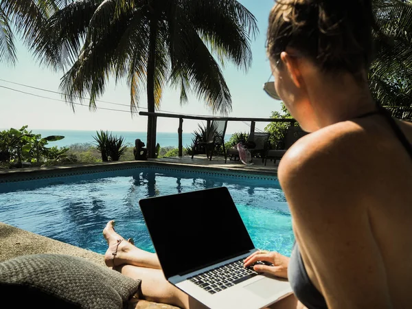 Wanita Muda Dengan Laptop Kolam Renang — Stok Foto