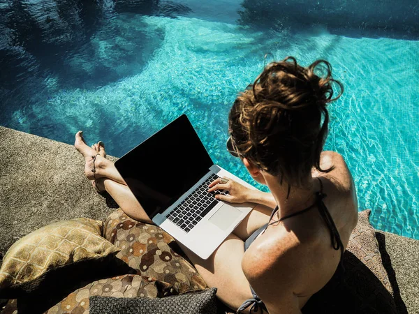 Giovane Donna Con Computer Portatile Piscina — Foto Stock