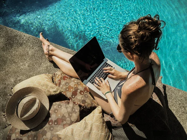 Wanita Muda Dengan Laptop Kolam Renang — Stok Foto