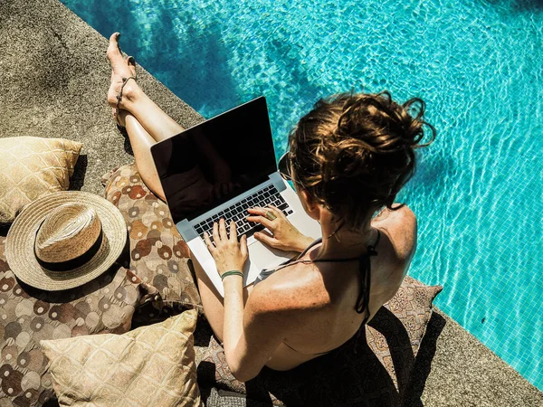 Junge Frau Mit Laptop Schwimmbad — Stockfoto