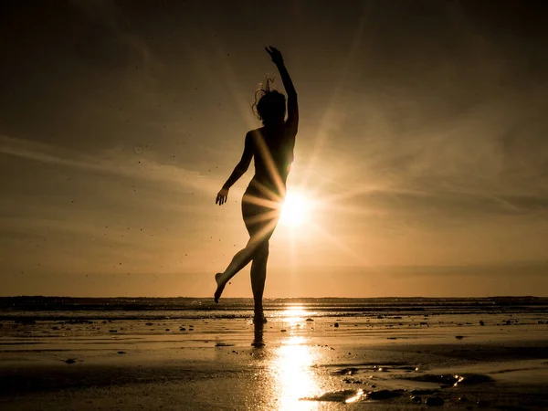 Feliz Joven Playa Arena Atardecer — Foto de Stock